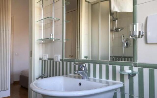 Donna Ilaria - Vatican area