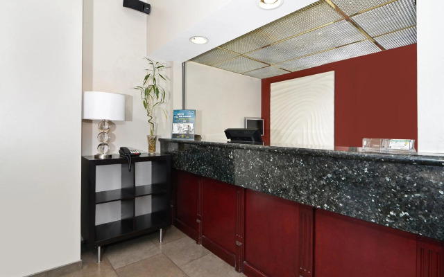 Clackamas Inn & Suites