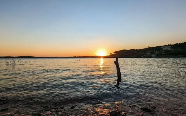Lakefront, Private 3br, Dog-friendly Rental