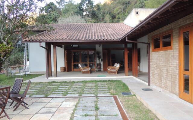 Casa com 7 suites em Correas - Petropolis