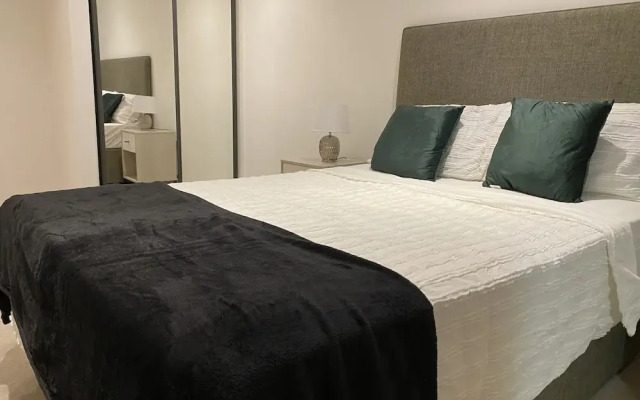 Cosy Stunning two Bed Apartment With Balcony