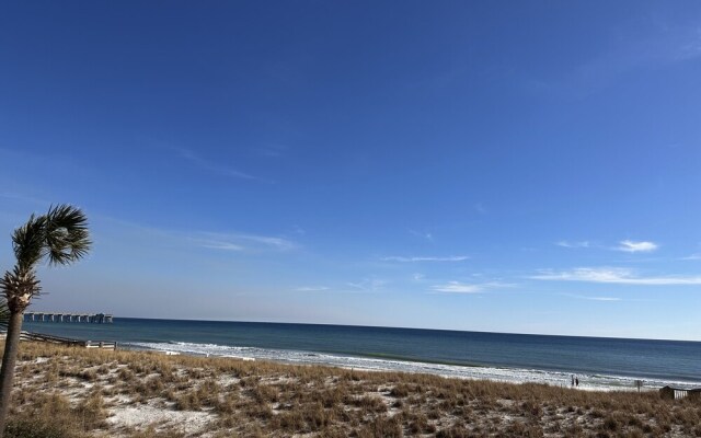 Sunshine Daydream 3 Bedroom Condo by RedAwning