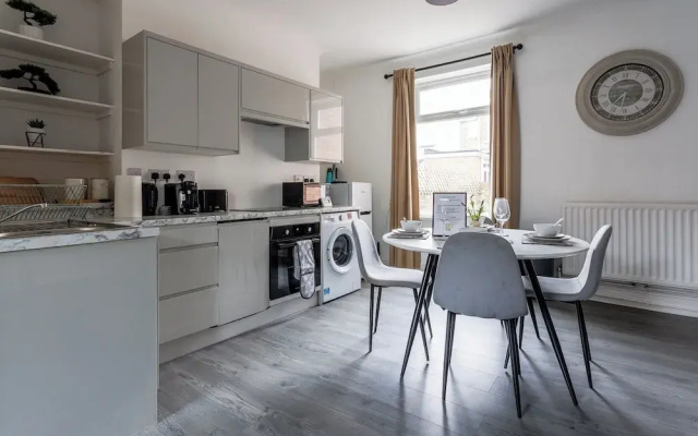 3 Bed House - Sleeps 5 - Parking - Wifi