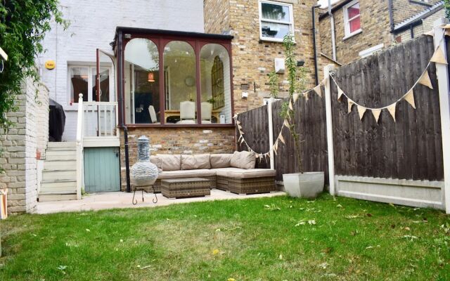 2 Bedroom House in Bow With Garden