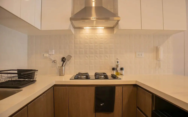 w Sunlit 1BR w Private Balcony in Miraflores