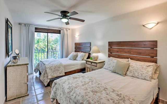 Updated Oceanside Townhome w/ Pool: Walk to Beach!
