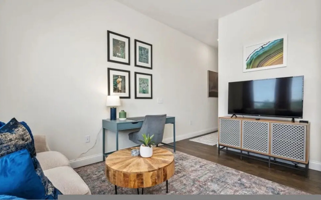 Top Floor 1BR At Luxe23