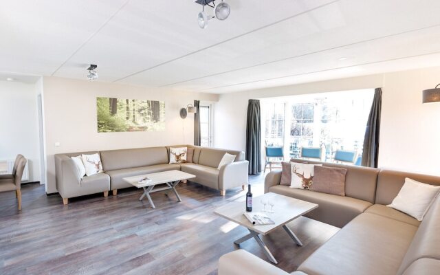 Restyled House with 5 Bathrooms near Vrachelse Heide