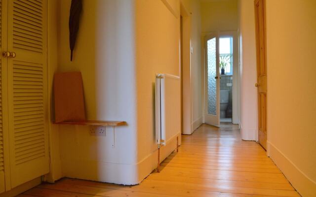 2 Bedroom Flat With Views of Holyrood