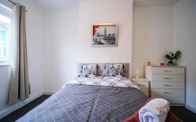 4 Bed House Sleeps 7-free Parking- Contractors