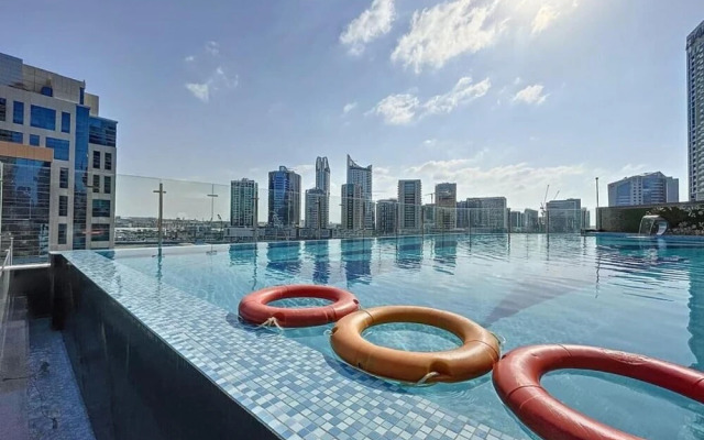 Whitesage - Elite Apartment With Balcony Near Metro Station