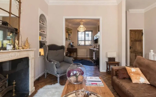 Stylish 1-bed With a Roof Terrace