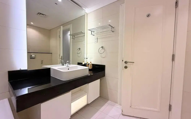 Capital Bay Comfort Studio city view