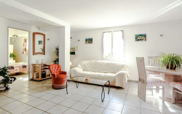 Snug Holiday Home With Terrace, Garden, Garden Furniture