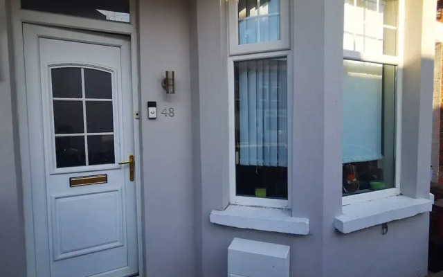 2BR Cozy Duplex in Belfast