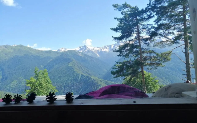 Heshkili huts Svaneti