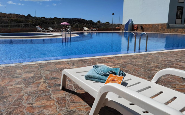 Hübsche Ferienwohnung mit 2 Schlafzimmern, Pool und WLAN, Strandnähe