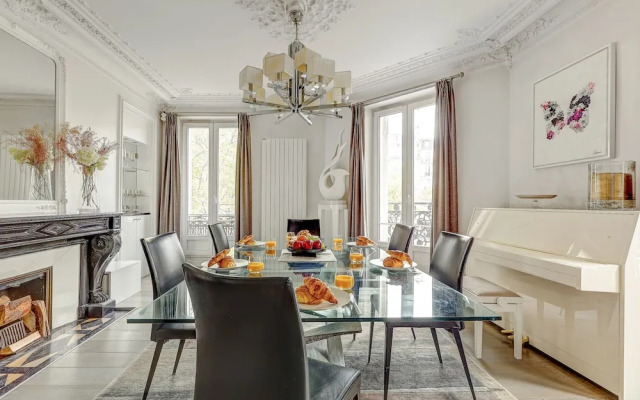 Elegant 3BR Arc de Triomphe