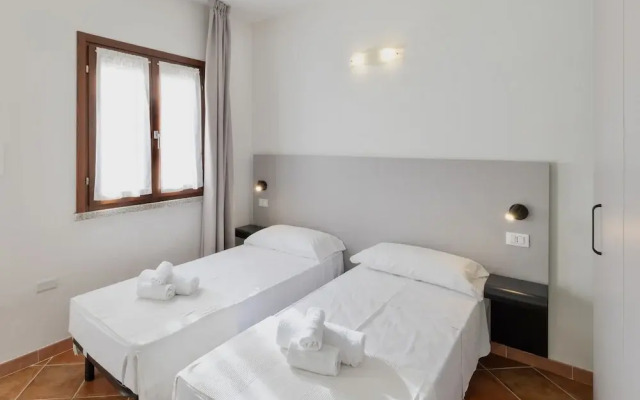 Residence with pool in Isola Rossa