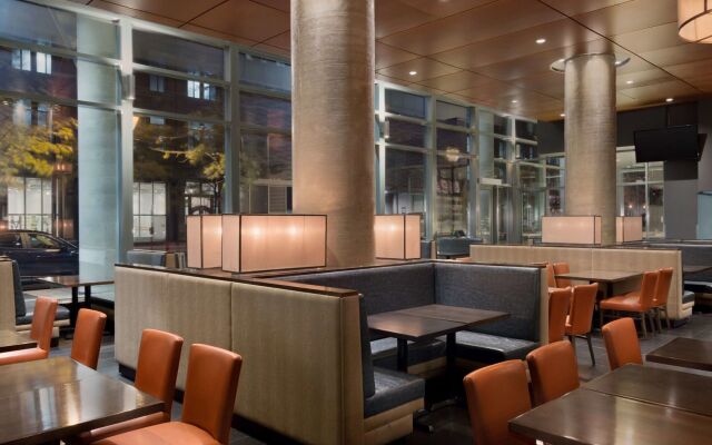 Embassy Suites Montréal by Hilton