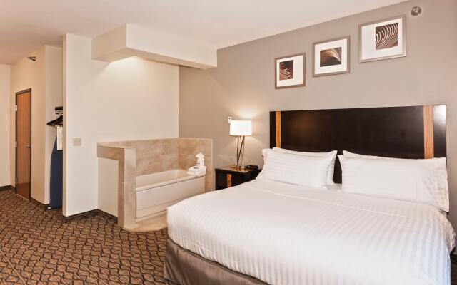 Holiday Inn Express Hotel & Suites Chanhassen, an IHG Hotel