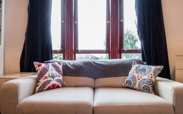 Spacious 2 Bedroom, Dumbarton Road, Free Parking