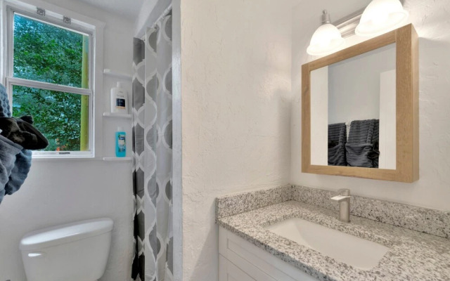 The Kenwood Retreats and Courtyard