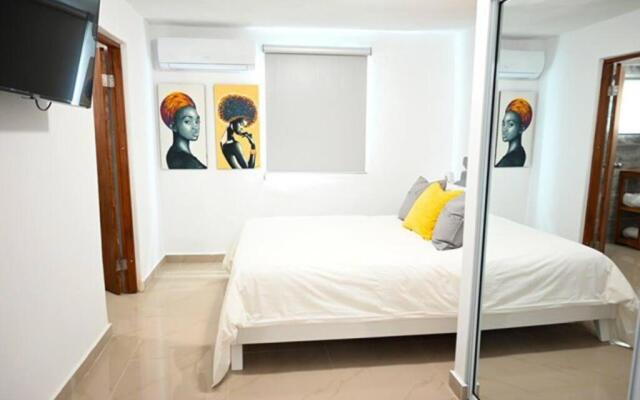 NEW Remodeled pool house 2 minutes from beach