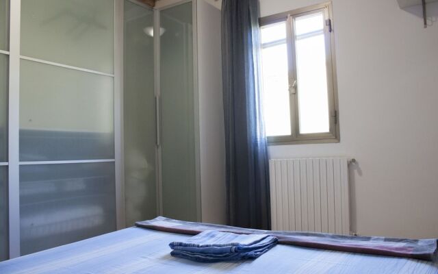 Nice Apartment in an English Style Building On the First Floor, With air Conditioning, Wifi and Sewing
