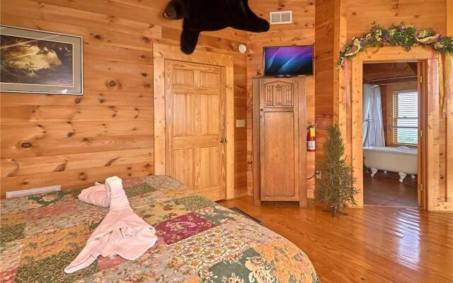 Bear Pause II - Three Bedroom Cabin