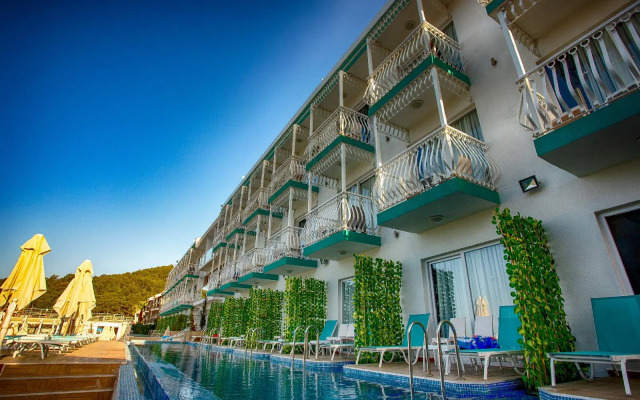 Sertil Deluxe Tropical Suites