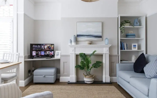 The Grove Apartment With Free on Street Parking