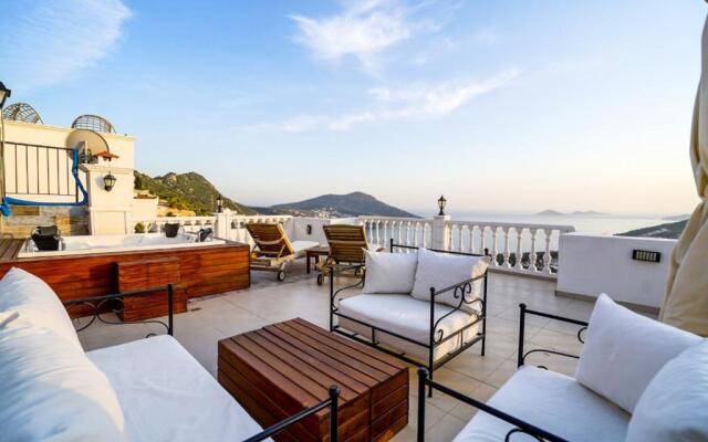 Flat with Shared Pool, Terrace and Jacuzzi in Kas