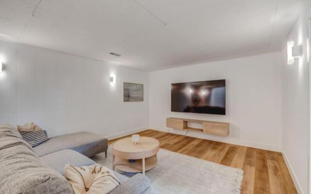 The Elm, 4 Bed Bungalow with Backyard and Firepit