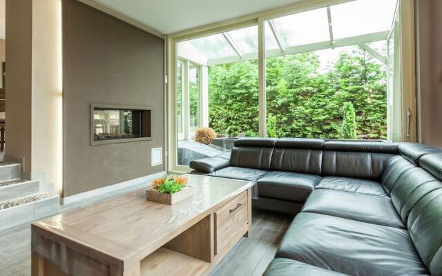 Luxury Villa with Sauna & Hot Tub in Middelkerke