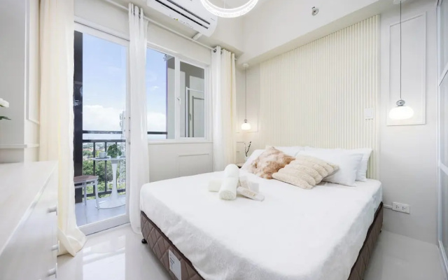 Chic Studio With Balcony & City View Near Airport