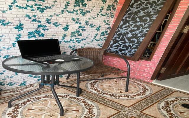 SPOT ON 91616 Kharisma Guest House