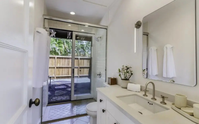 Hale Nanea 1 Bedroom Home by RedAwning
