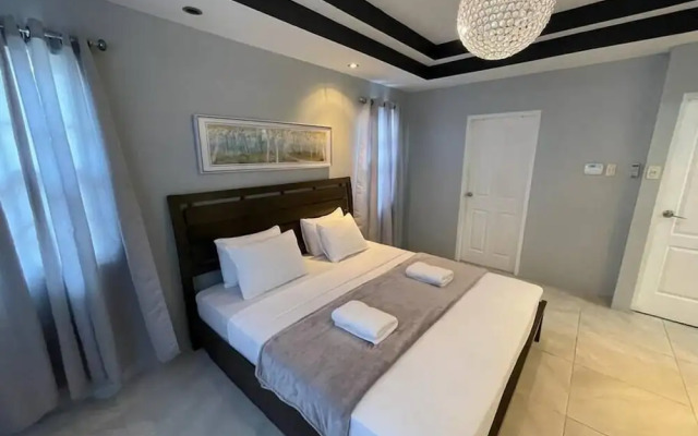 Pool and Jacuzzi Vacation Home