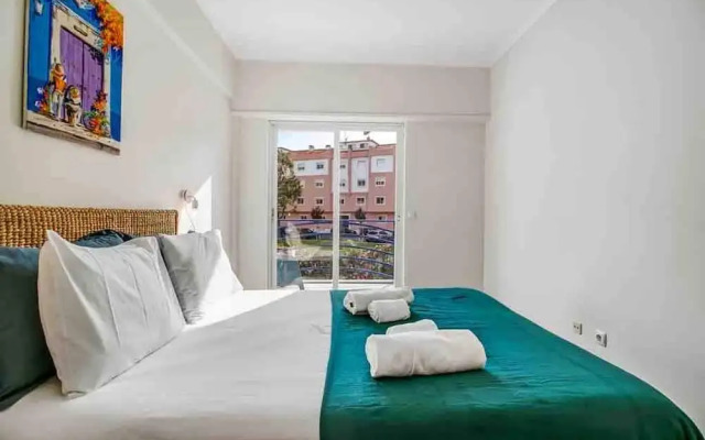 Bright Flat by Carcavelos Beach With Fast Wi-fi