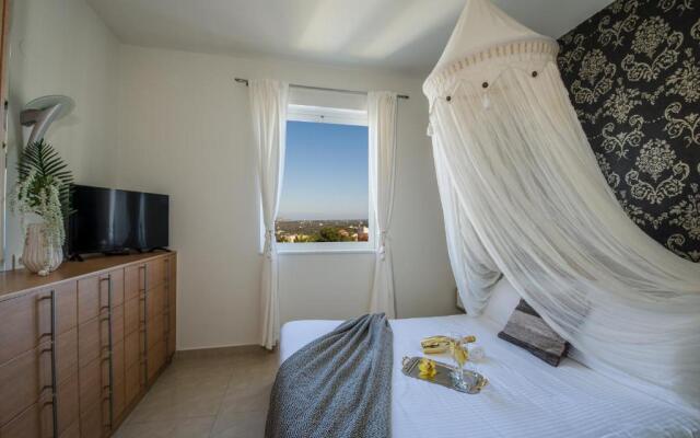 Artdeco Luxury Suites