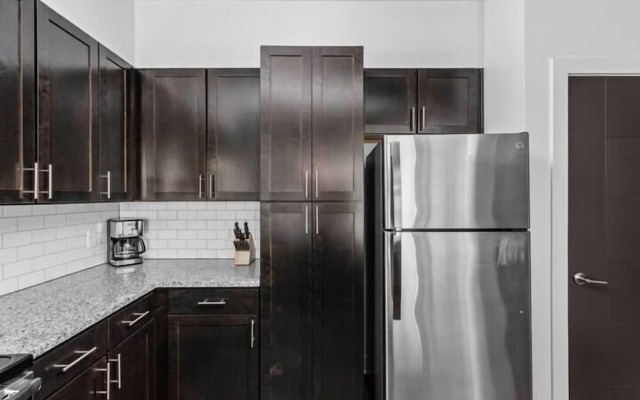 CozySuites Nora 3BR near Fashion Mall