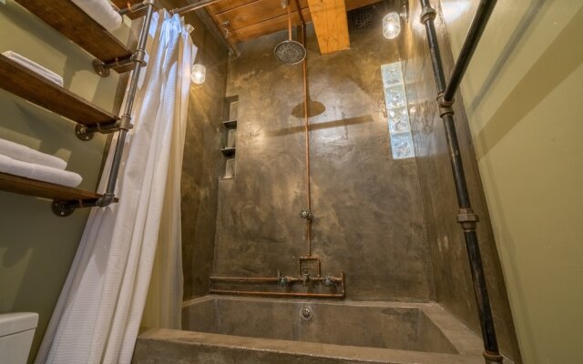 Rustic 1 Bedroom Loft Apartment in Queen Street West