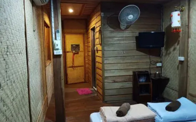 Miss Chiangkhan Soi 19