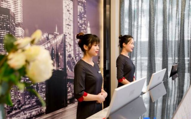 Islands Hotel S (Chengdu Panda Base Longtansi Subway Station)