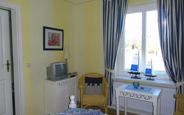 Sunlit Apartment with Garden in Steffenshagen