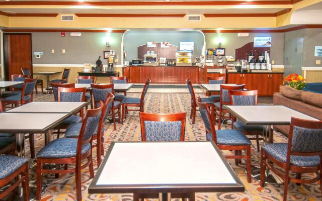 Holiday Inn Express and Suites Bakersfield Central by IHG