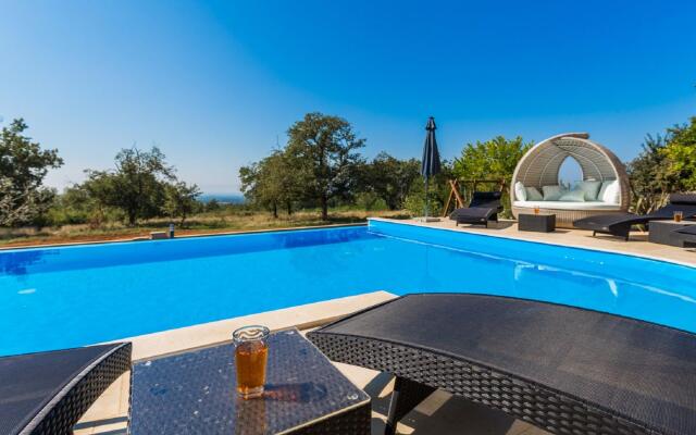Sea-view Villa in Kaštelir with Private Pool, Terrace
