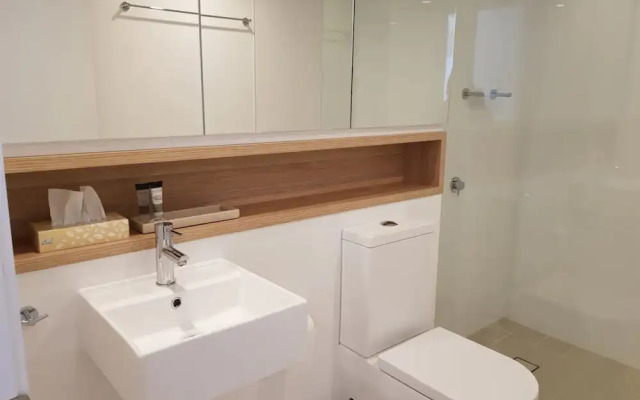 Luxurious 1 Bedroom Newstead Apartment With Parking