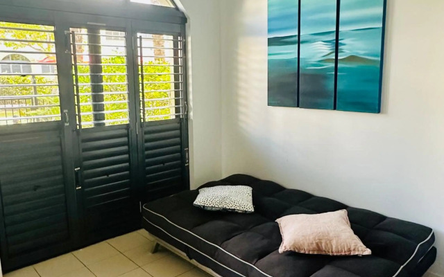 Palm Cove Pool Access Apartment